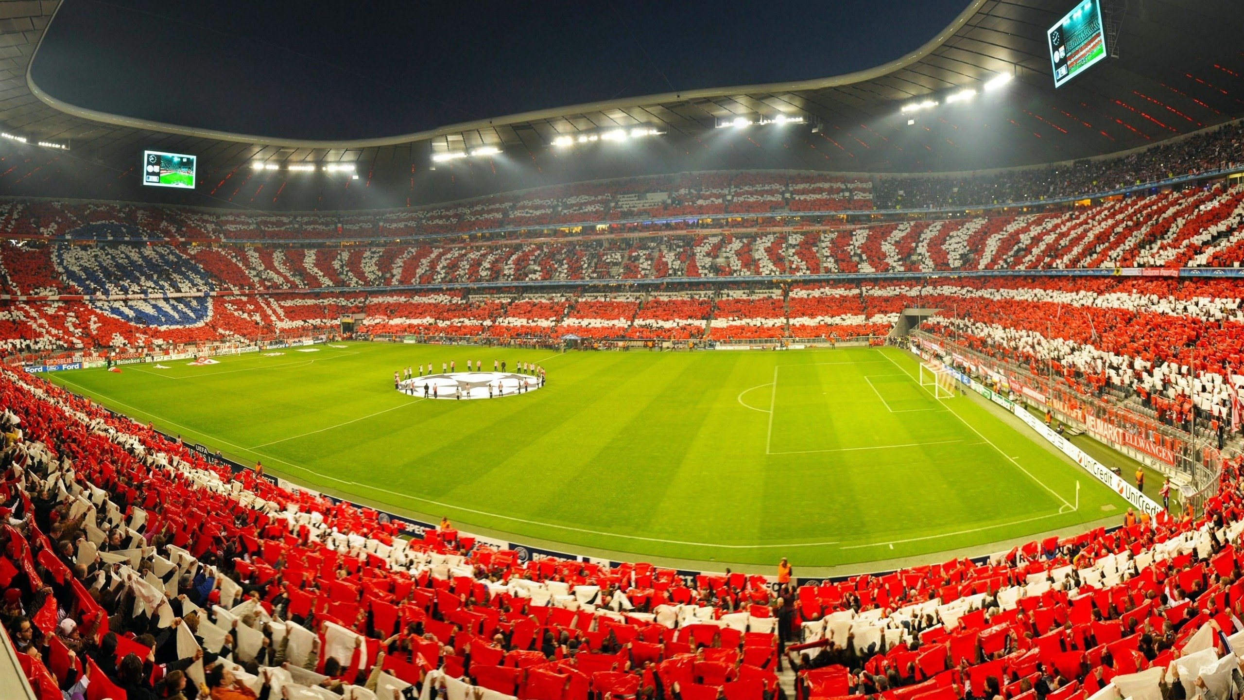 体育新闻中心比赛氛围还原，体育赛事新闻稿标题